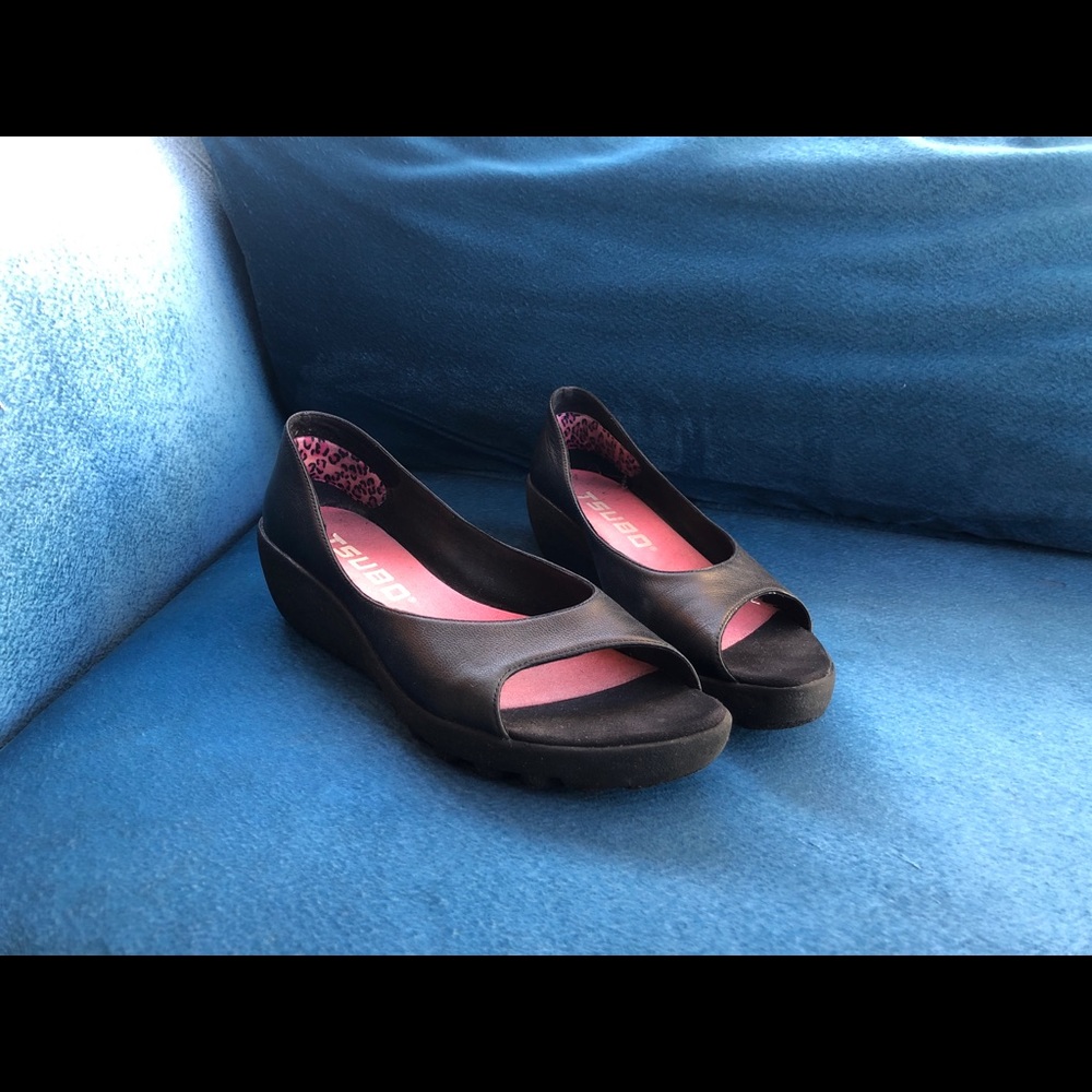 Tsubo Black Leather Peeptoe Pump Wedges 🖤